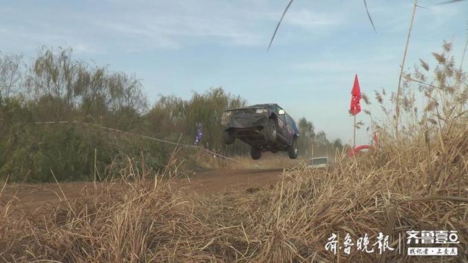 咋回事！黄河滩上数十辆越野车上演“速度与激情”