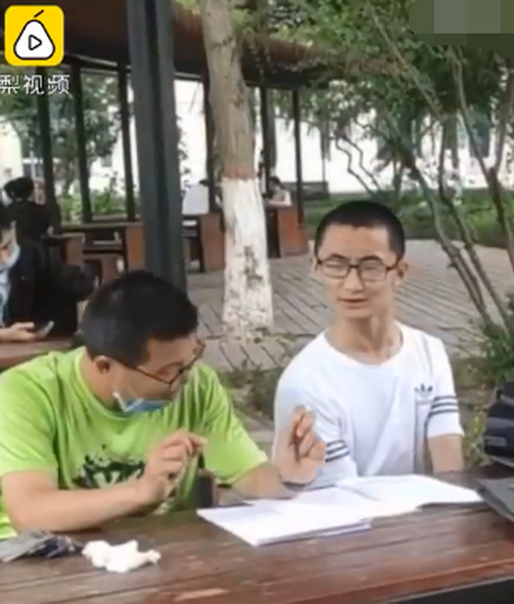 脑瘫小伙旁听9年读到博士！兰大授予其