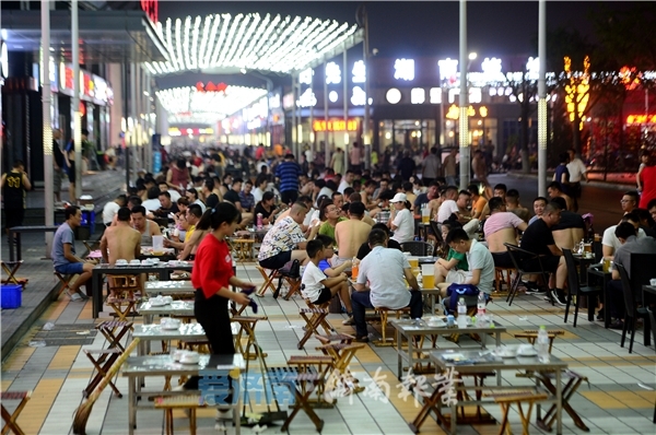 济南“地摊美食”这条街堪称最长