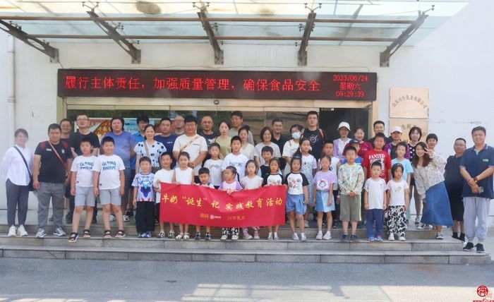 “走，挤奶去！”泉水人家三周年领百名市民探秘兴牛乳业