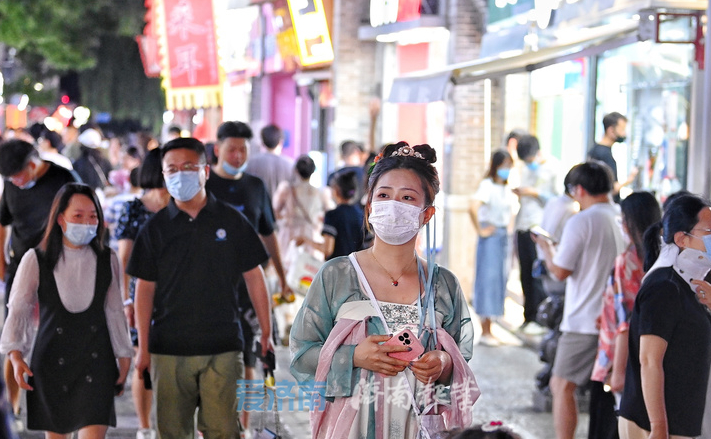 烟火气十足，夏夜宽厚里点亮夜经济
