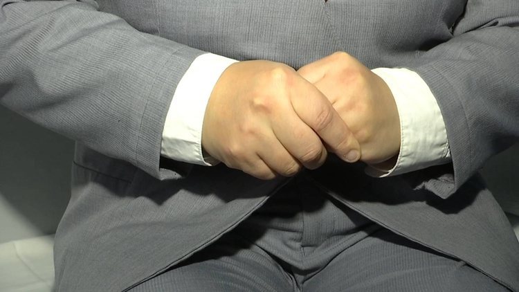 暖心！准妈妈火车上突然生产 广播员变身接生员