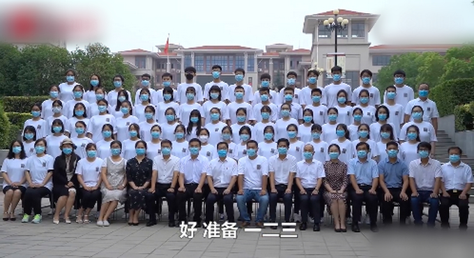 【姨母笑】高校毕业典礼上男生向女友求婚，网友：海豹式鼓掌