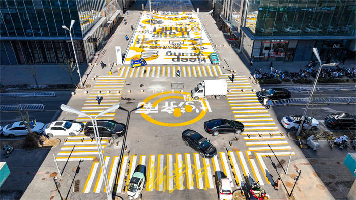 济南市区最大面积地面彩绘现身，面积超过1800平方米