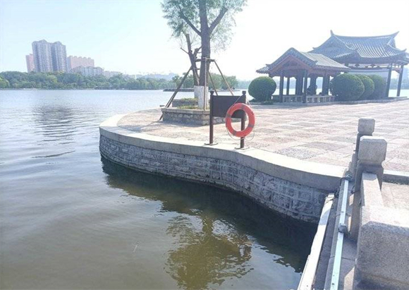加固修复大明湖翠柳屏岛驳岸！济南天下第一泉风景区“修旧如旧”