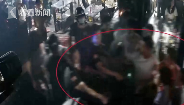 男子酒吧猥亵袭胸邻座女子，女子责骂后被打倒在地！