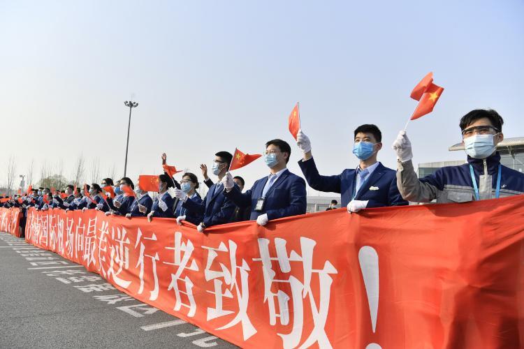 “欢迎回家！”山东最后一批援助湖北医疗队乘包机安全抵达济南