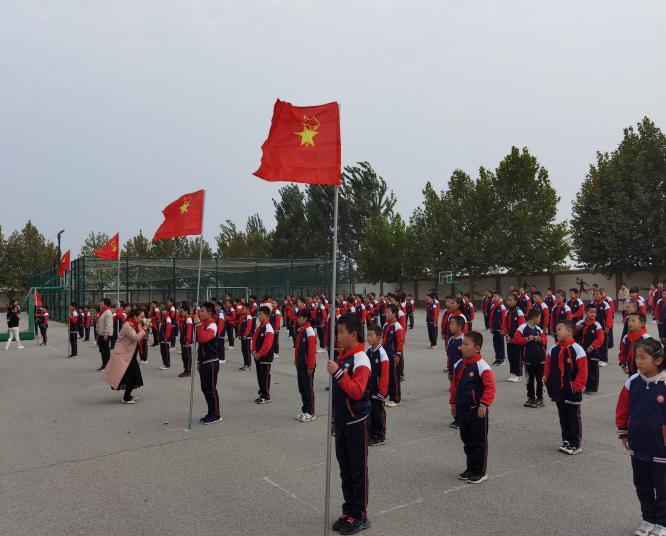 高举队旗跟党走争做新时代好少年天桥区高王小学举行入队仪式