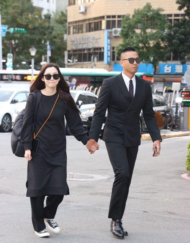 女友悉心打扮永别高以翔！遗体火化众亲友含泪目送