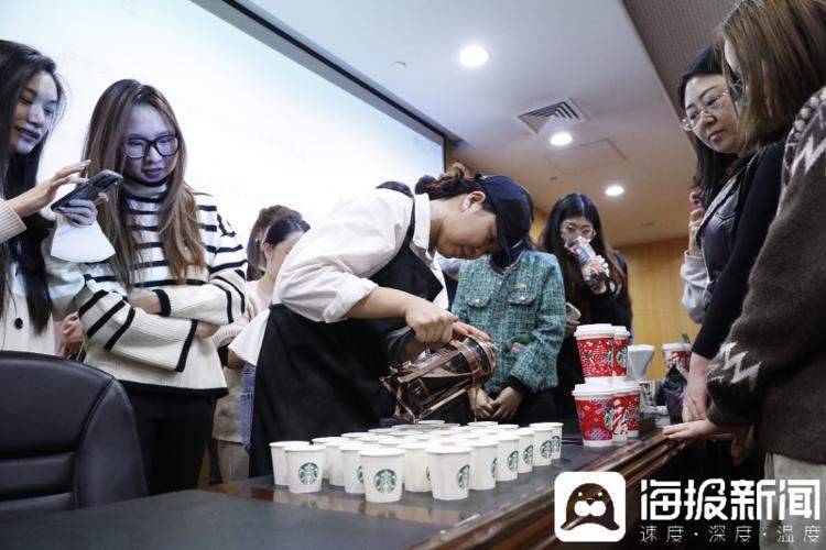 在躺平与内卷之间，他选择上夜校