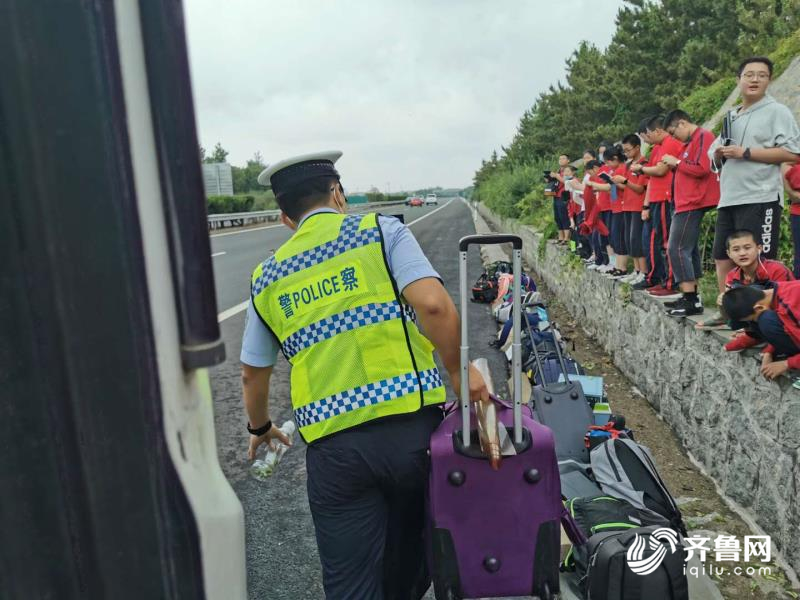 车辆抛锚42名学生滞留高速 幸好高速交警及时出现...