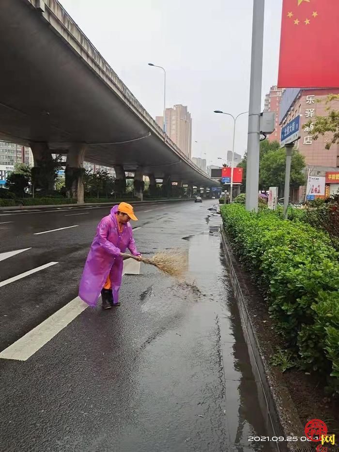 风雨无阻 闻汛而动 济南城管1.8万余名保洁员冒雨奋战一线