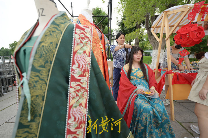 云鬓花颜金步摇，逛汉服市集感受古风文化