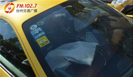 台州街头400多万法拉利撞宝马，一秒损失上百万！