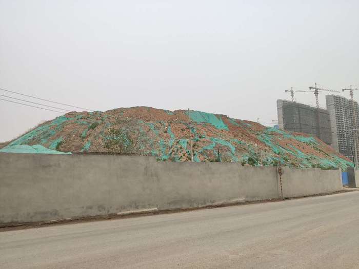 【啄木鸟在行动】市中区绿地南北康项目B12地块西侧渣土山未覆盖
