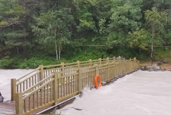 丽江玉龙雪山蓝月谷景区水位上涨  亲水栈道封闭