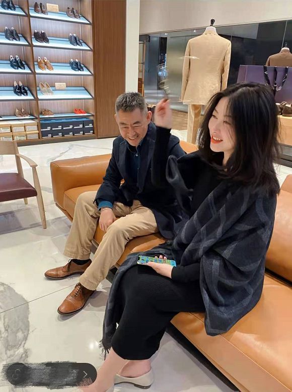 朱珠怀孕8月庆生肚大如箩穿斜肩礼服身姿曼妙