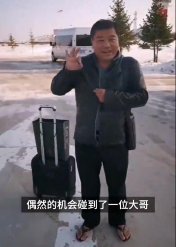 一游客穿人字拖到漠河旅游，网友笑翻！南方人过冬果然靠一身正气！