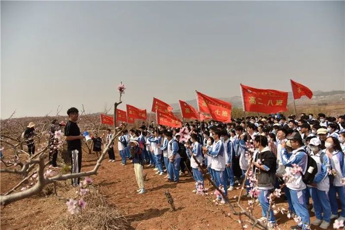 济南回民中学将思政课搬到田野上