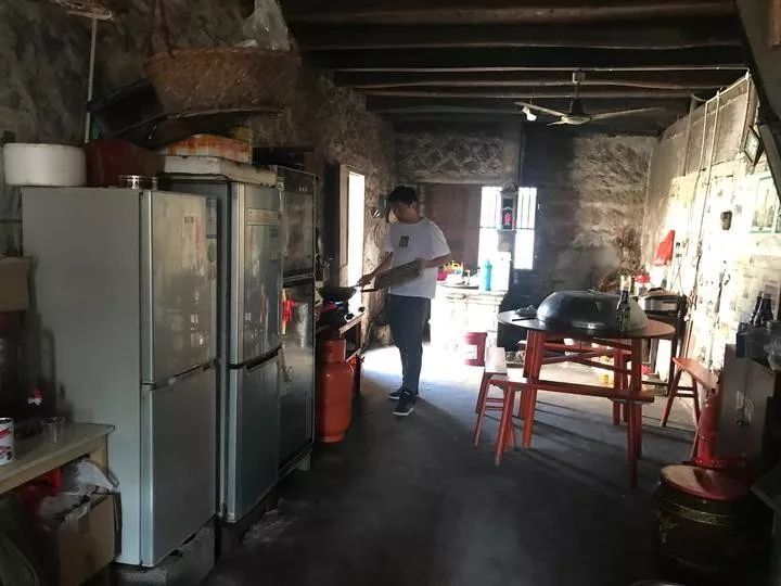 抓捕现场，他竟拿起锅铲，炒起了菜……