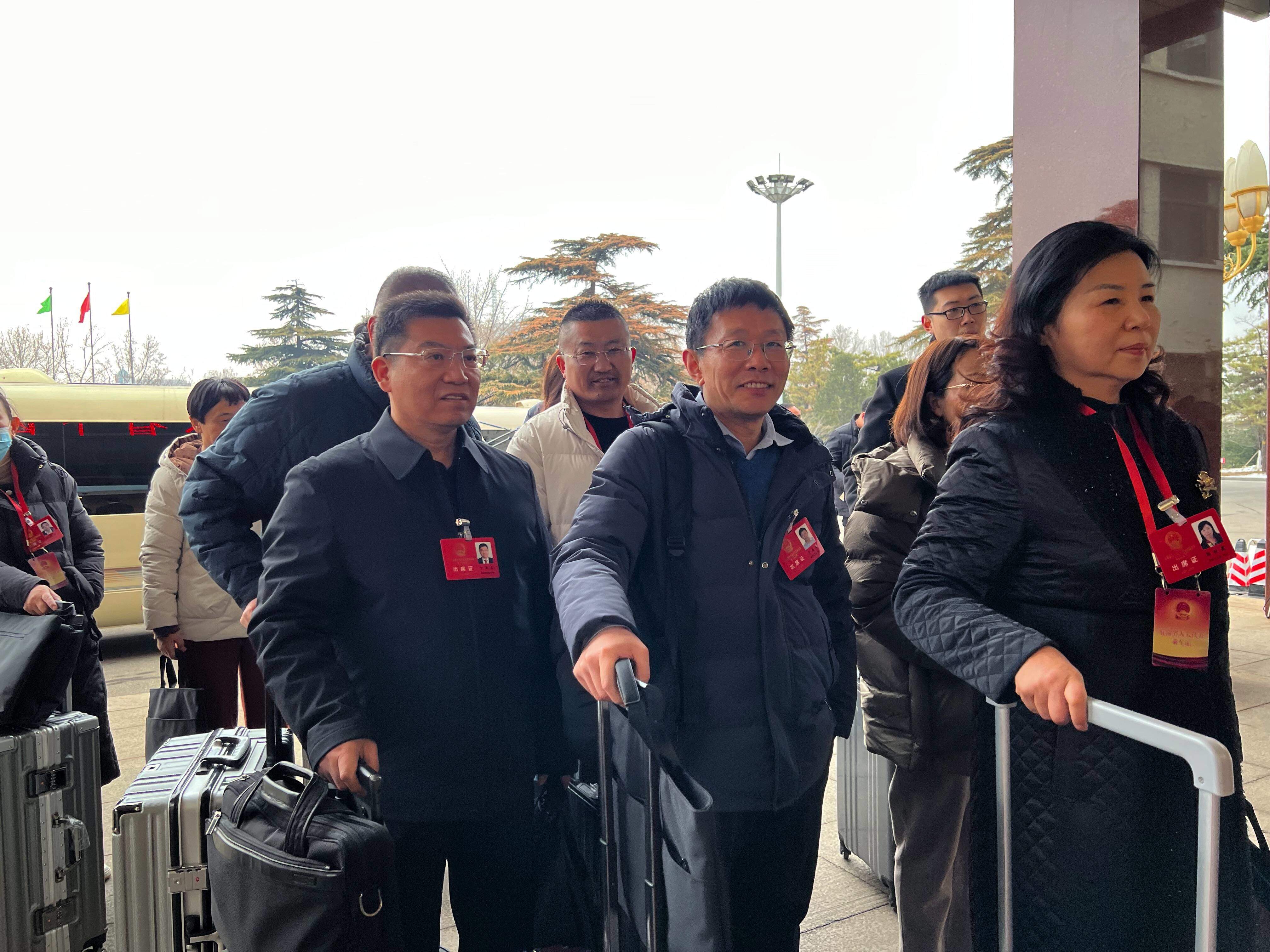 山东进入“两会时间” 怀揣“民声” 省人大代表陆续抵达住地向大会报到