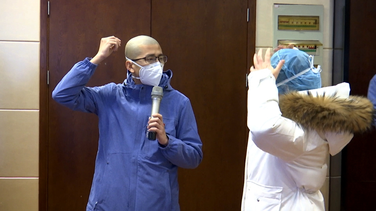 光头的你依然帅气！山东援鄂医疗队90后医生剃头赴“战疫”