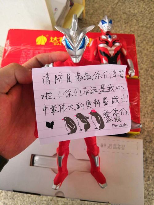 青岛萌娃给消防送奥特曼：叔叔，你们就是这样的英雄