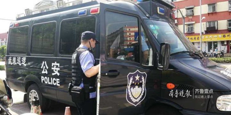 济南外国语考场外，警察巡逻保安全