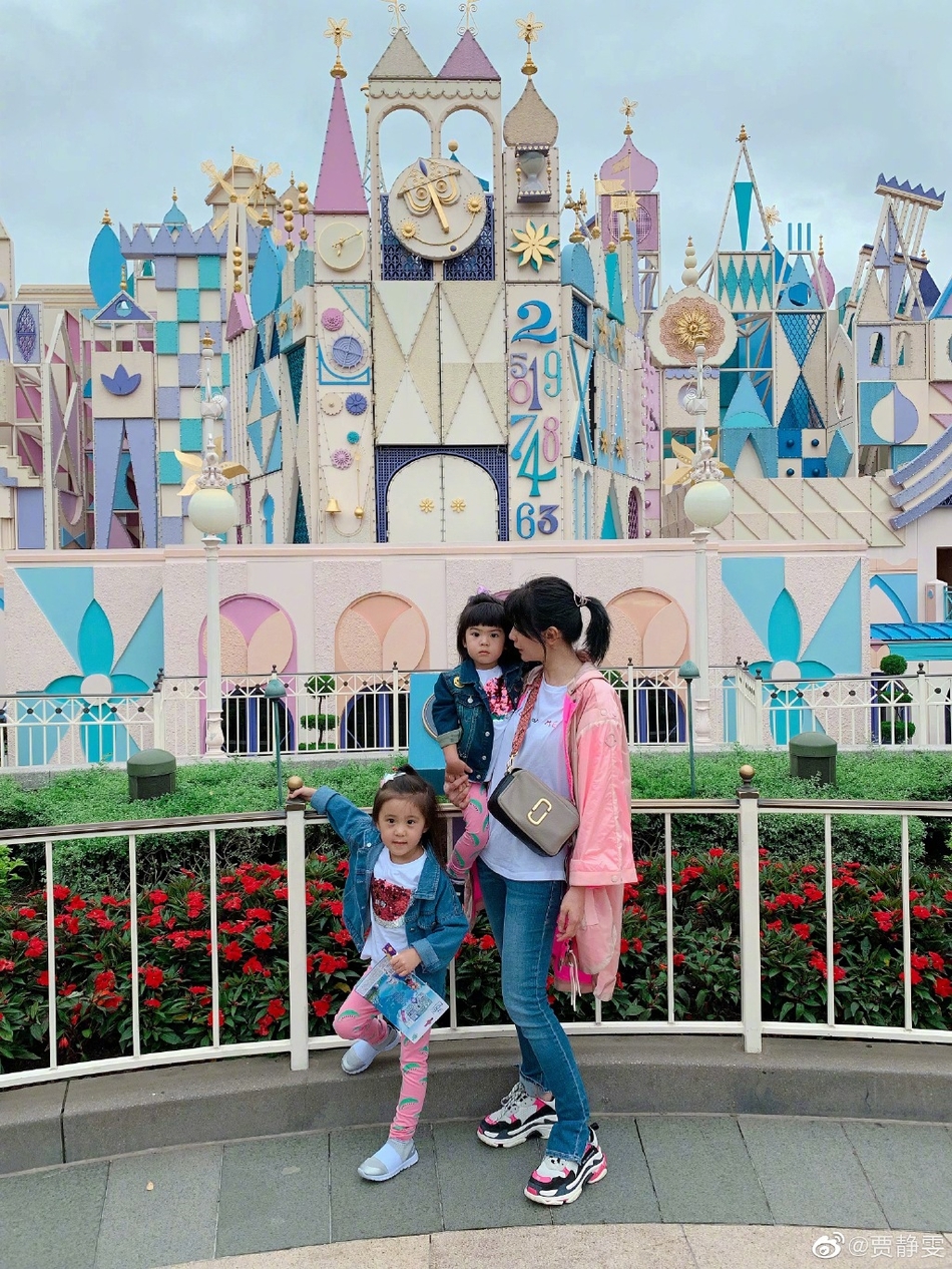 贾静雯母女同框游迪士尼 做鬼脸自拍温馨又搞笑