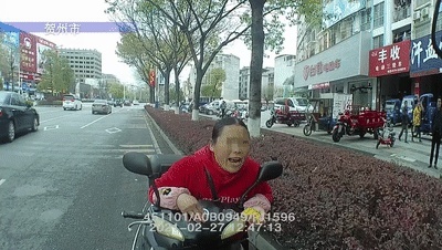 大妈逆行被拦查，果断掏出“秋名山车神协会资格证”