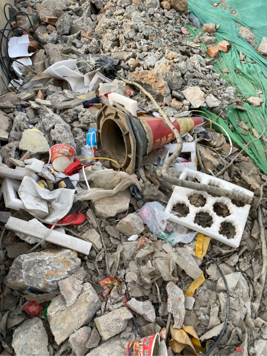 【啄木鸟在行动】党家街道办事处公交站牌附近建筑垃圾裸露