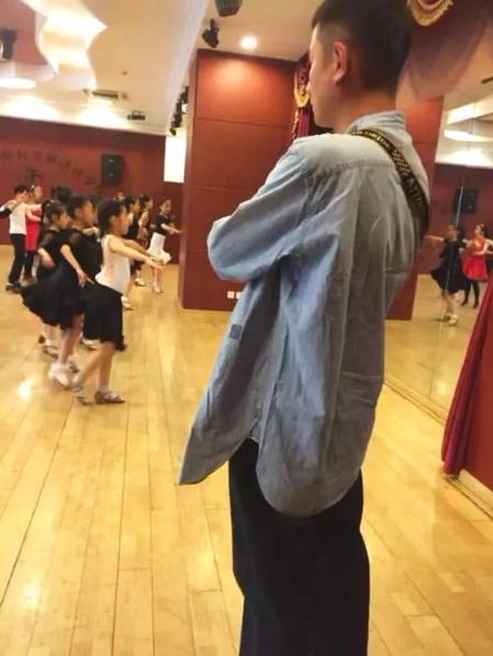 文章探望女儿练舞神情紧张 马伊琍未现身陪同