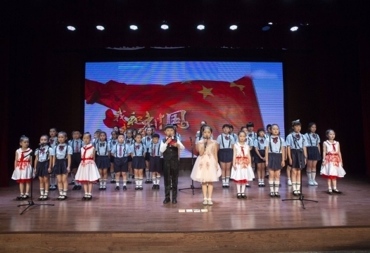 3000余人在济南市文化馆与小朋友同庆“六一”