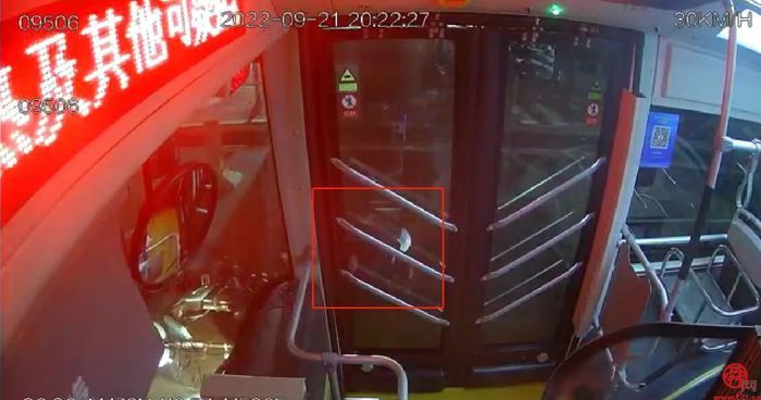 女子逆行骑车摇晃摔倒 济南公交驾驶员时刻警惕保安全