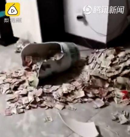 男人不易!男子私房钱暗藏花瓶13年 意外打碎妻子数了一上午