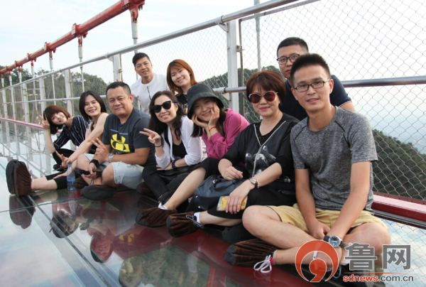 两岸媒体打卡天蒙旅游区 体验惊险刺激玻璃栈道