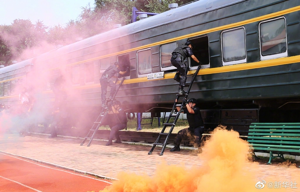 比电影更震撼！公安民警燃爆练兵场面来袭