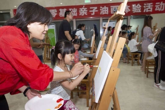 3000余人在济南市文化馆与小朋友同庆“六一”