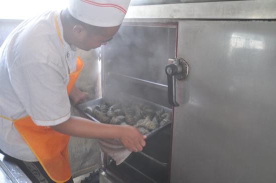 【网络中国节】端午节遇上“安全生产月” 农民工吃上“平安粽”