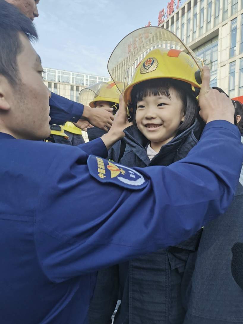 山东师范大学附属小学走进消防特勤站，致敬“火光中的最美逆行者”