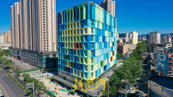 济南街头这个三角形星空大楼火了，楼身共有25种颜色