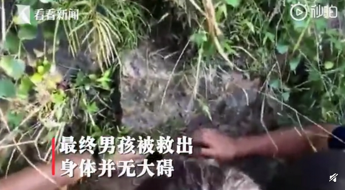 揪心！岸边涵洞伸出一只小手，被一只大手紧紧拽住！
