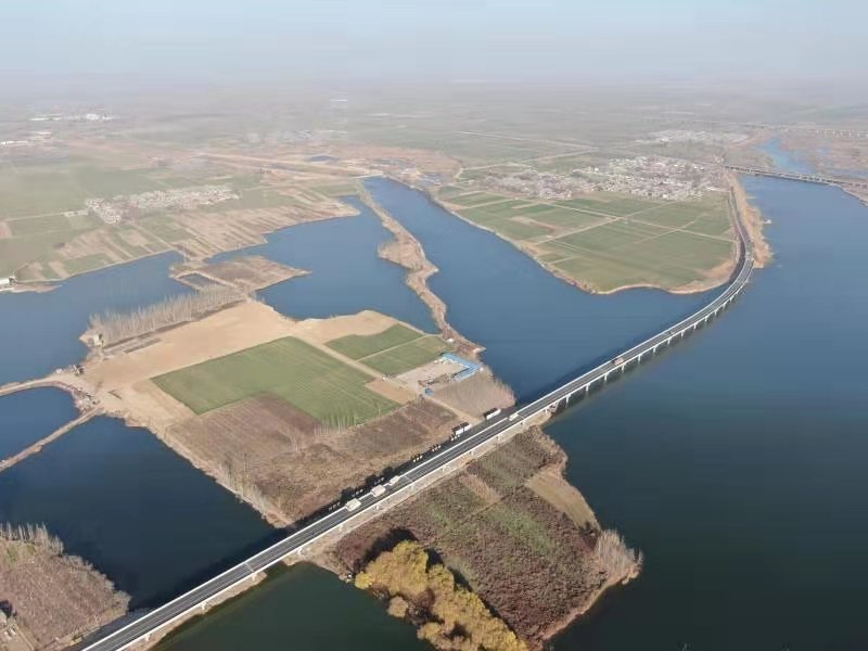 济宁泗河道路和环湖大道东线竣工通车，形成“C”字形乡村振兴与文化旅游长廊