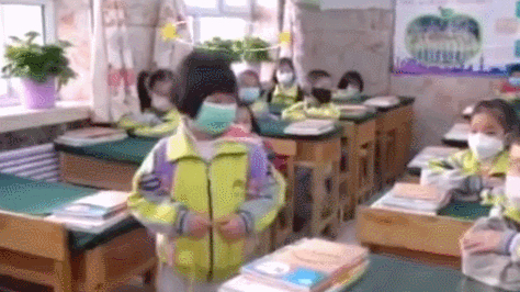 萌娃忘记班级大哭，连班主任在面前都没认出来！网友大呼“太可爱了”！