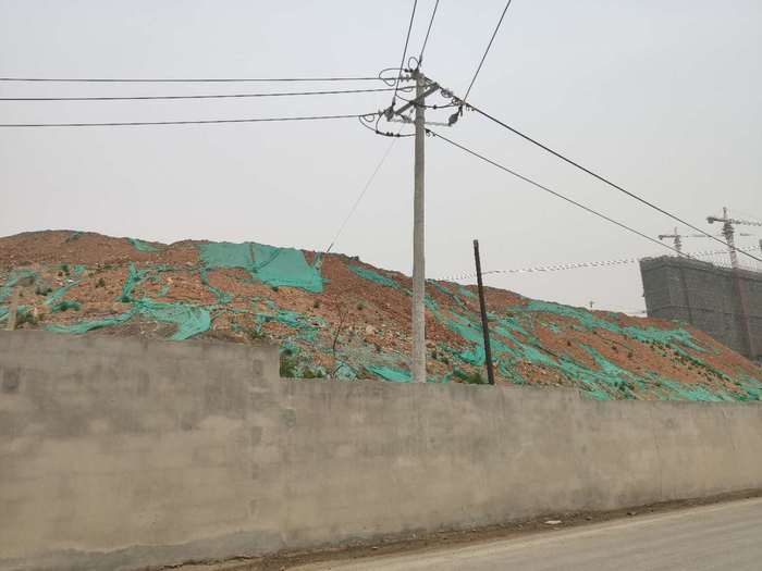 【啄木鸟在行动】市中区绿地南北康项目B12地块西侧渣土山未覆盖