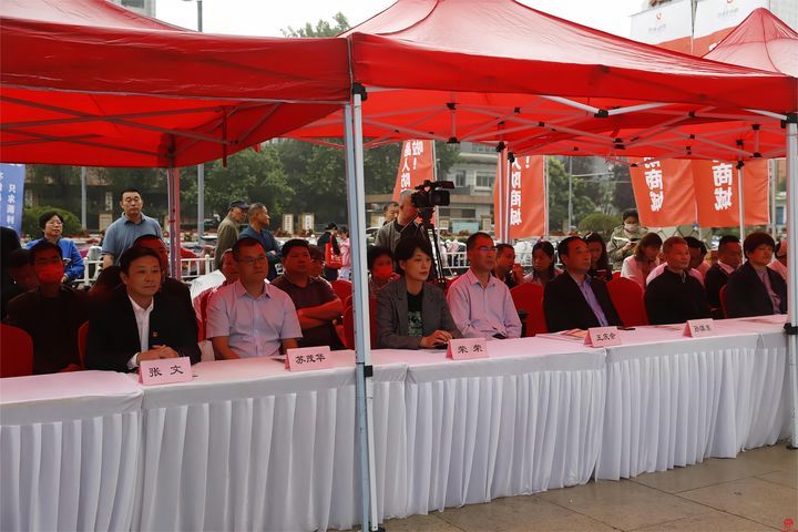 “爱我国防长城—2023”国防教育知识竞赛颁奖仪式暨国防动员宣传教育活动在市中区万达广场举行