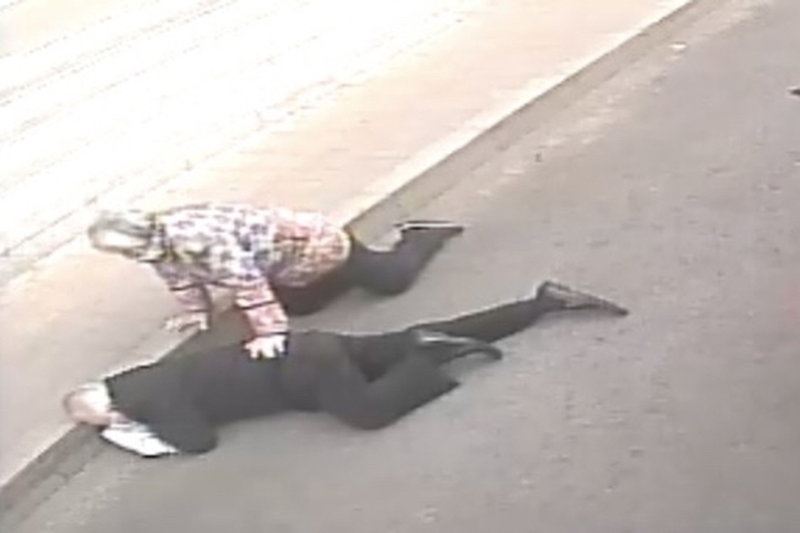 老年夫妇路边接连摔倒，济南老师儿纷纷上前救助