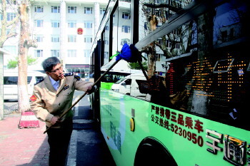 兢兢业业21载,成就威海最美“暖男车长”