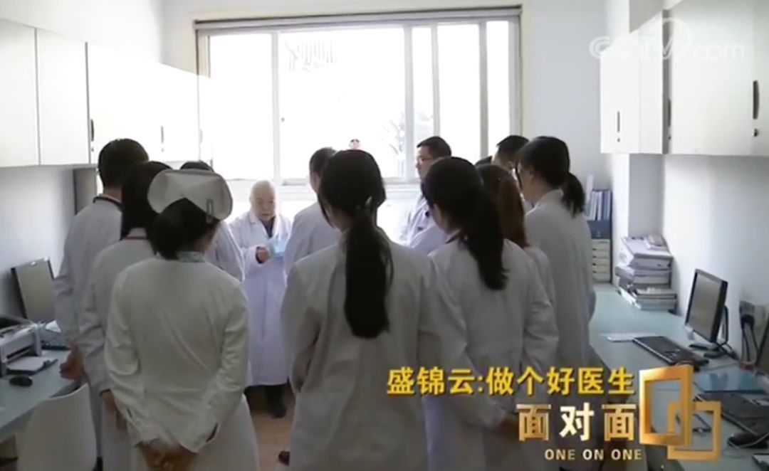 85岁医生每天接诊40个病人:你说没号了不能看，我做不到！