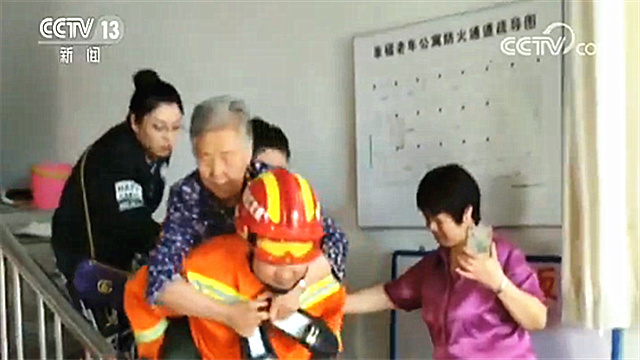 为他们点赞吧！多人被洪水围困 消防及时赶到实施救援